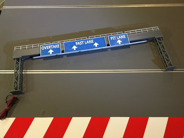 Autobahnschild für 4 Spuren (beleuchtet)